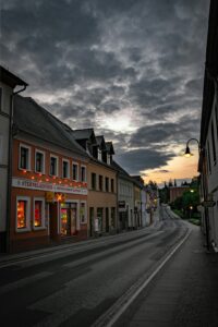 街中にある小さな店舗の外観