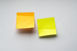付箋を使ってタスクを並べ替えている机の様子