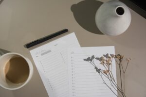 デスクでノートに業務の手順を書き出している様子