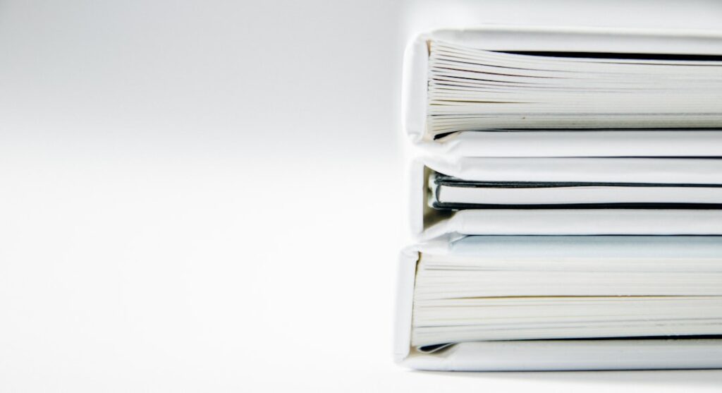 デスクで書類とメモを整理してまとめている様子