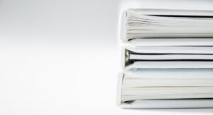 デスクで書類とメモを整理してまとめている様子