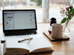 デスクでノートを開いて学習の順番を書き出している様子
