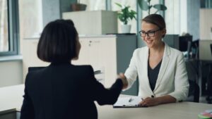 打ち合わせで相手の話を聞いている様子