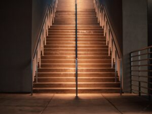 朝の光の中にある階段を一段ずつ上る様子