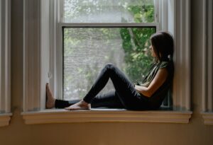 窓の外を眺めながら考えごとをしている様子