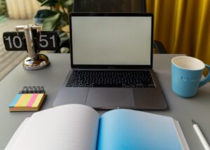 パソコンの画面でデザイン案を見比べている様子