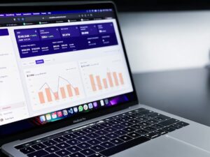 複数のグラフが並んだ画面を見ながらデスクで作業する様子
