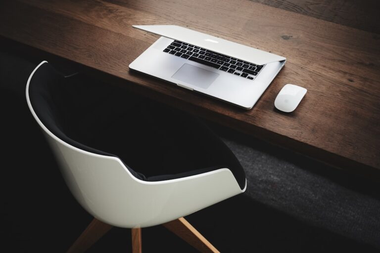 デスクでデザイン案を見比べて検討している様子