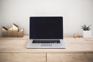 ノートパソコンでSNS広告の設定作業をするデスクの様子